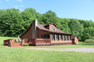 Image de Secluded Cabin near Va Creeper Trail. WiFi-A/C-Hot Tub-Deck-Grill-Pond-Firepit!