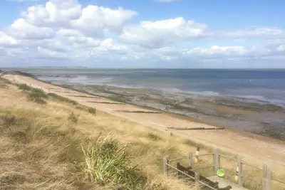 Image de Enjoy a break in the coastal town of Whitstable with its working harbour and pebble beach.