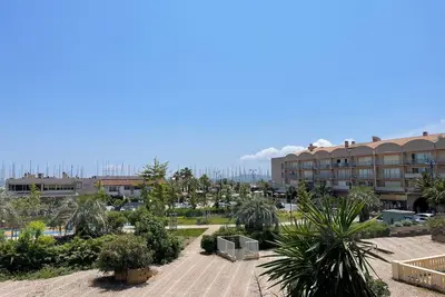 Image de studio cocooning neuf et terrasse port de hyères