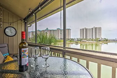 Image de Beachy Lakefront Escape - Walk to the Shore!