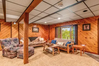 Image de Lakefront dog-friendly gem with private dock, wood stove, large deck & free WiFi