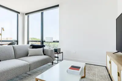 Image de Roomy Ravenswood 2br w/ Rooftop, Bbq, next to Brown line, by Blueground