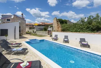 Image de House 1156/9975 (Istria - Marcana), 7500m from the beach