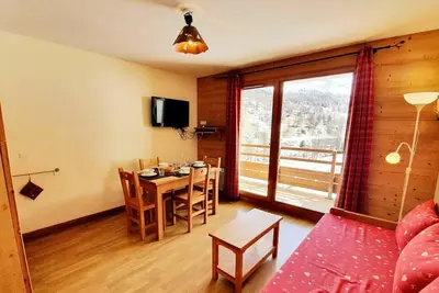 Image de 200m des commerces, 2ème étage, piscine, balcon, parking, télévision, casier à ski, 32m², Vars