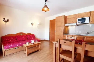 Image de 200m des commerces, 2ème étage, piscine, balcon, parking, télévision, casier à ski, 32m², Vars
