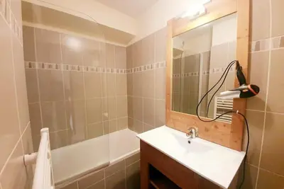 Image de 200m des commerces, 2ème étage, piscine, balcon, parking, télévision, casier à ski, 32m², Vars