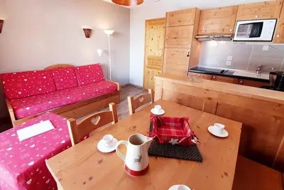 Image de 200m des commerces, 3ème étage, piscine, balcon, parking, télévision, casier à ski, 32m², Vars