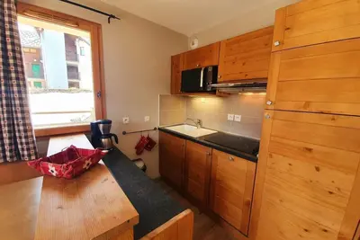 Image de 200m des commerces, 4ème étage, piscine, balcon, parking, télévision, casier à ski, 32m², Vars
