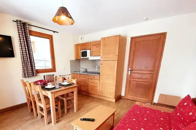 Image de 200m des commerces, 2ème étage, piscine, balcon, parking, télévision, casier à ski, 32m², Vars
