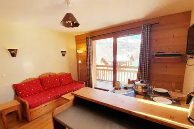 Image de 200m des commerces, 4ème étage, piscine, balcon, parking, télévision, casier à ski, 32m², Vars