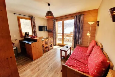 Image de 200m des commerces, 3ème étage, piscine, balcon, parking, télévision, casier à ski, 32m², Vars