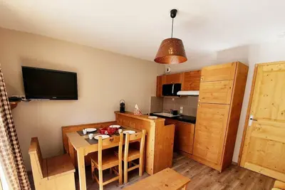 Image de 200m des commerces, 4ème étage, piscine, balcon, parking, télévision, casier à ski, 32m², Vars