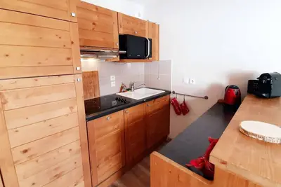 Image de 200m des commerces, 3ème étage, piscine, balcon, parking, télévision, casier à ski, 32m², Vars
