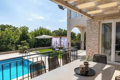Image de Villa Riviera Summary