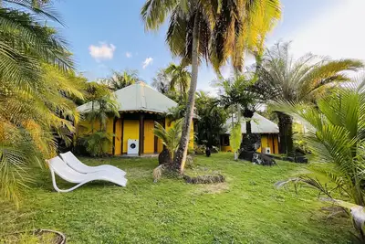 Image de Couleur Soleil Bouillante : Bungalow le Sucrier ou le Colibri