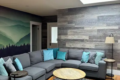 Image de Large 2 Bedroom 1 Bath Apartment right on Main Street in Downtown Ellsworth.