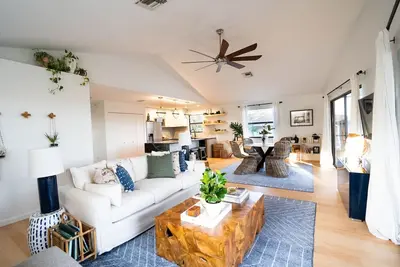 Image de MarshaMellow A modern gulf coast Home! ! ! Fire pit, paddle boards, gas grill.