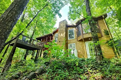 Image de Cabin Nestled in the Trees. Firepit and Hot Tub!