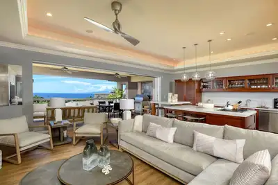 Image de Sleeps 10, Family Favorite, Fully Upgraded Modern Renovation and Decorated