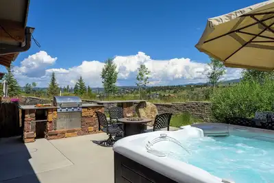 Image de Fraser condo with Mountain Views | Hot Tub & Patio