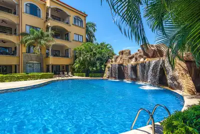Image de Oceanview condo right in the heart of town.