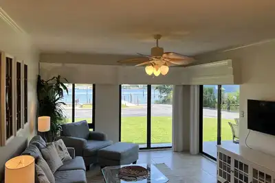 Image de Ground floor condo with walk out access to docks, fishing piers and pool