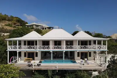 Image de New House with Amazing Views & Pool!