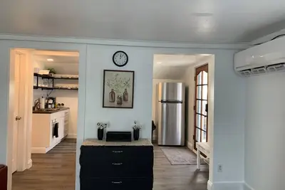 Image de Beautiful 2nd story apartment 10 minutes from 2 state parks.