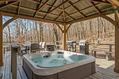 Image de Hawk Mountain Song- Massanutten Home with hot tub!