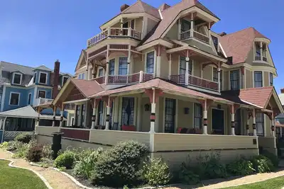 Image de Historic Beach Front Victorian Home