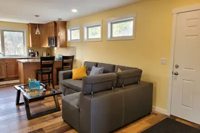 Image de •\tNew construction Coach house with breathtaking views of the Okanagan Lake