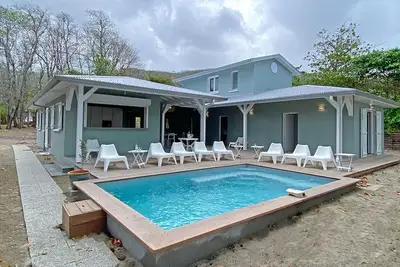 Image de Le Diamant: Sable Et Rocher   Maison les pieds dans l'eau, grand jardin
