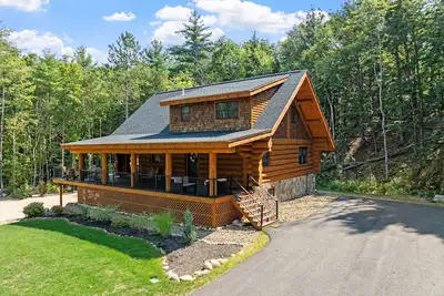 Image de Log Cabin Retreat– Perfect for Summer getaway, with large arcade game room