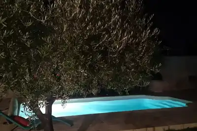 Image de Villa piscine cuisine d été barbecue terrasse parking privé. Plage ville animée