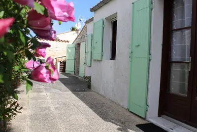 Image de Maison calme à Saint-Pierre-d'Oléron, 4 couchages, proche commerces, cour ensoleillée, parking.