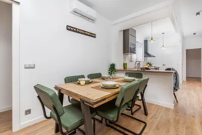 Image de Tout dans cette rare trouvaille de 3 chambres et 2 salles de bains pouvant accueillir 7 personnes