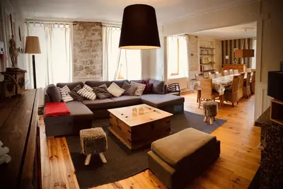 Image de Gîte tout confort pour 14 personnes avec terrasse et parking. A 4 minutes du Lac