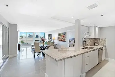 Champagne & Ice! 3 Bedroom Renovated Condo, 2 Private Balconies, Water Views!