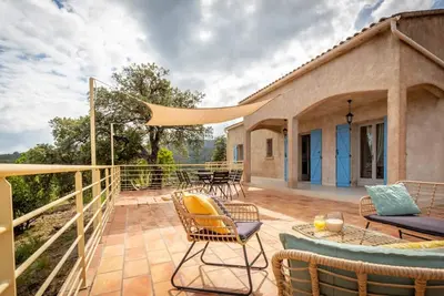 Image de Villa Nepita 93m² Au Coeur Des Vignes  Avec Une Vue Imprenable Sur La Mer