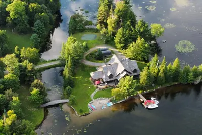 Image de Spectacular Log and Timber Frame Retreat