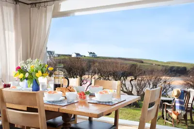 Image de A stunning 4 bedroom holiday home which spills out onto beautiful Treyarnon Bay.
