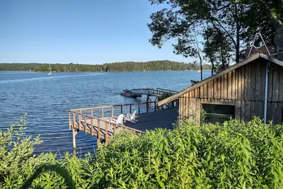 Image de Cozy waterfront log cottage with huge outdoor living area.