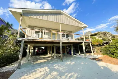 Image de Dog Friendly - Second Row. . . Ruff Life beach cottage.