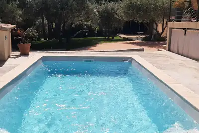 Image de Maison avec grand jardin et piscine dans quartier calme