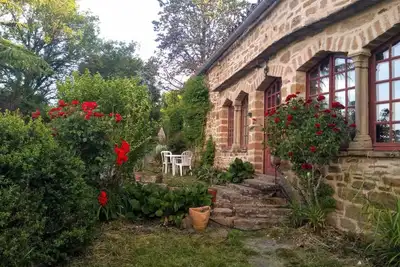 Image de La longère d'Anaïde maison en pierres face à Cordes sur Ciel