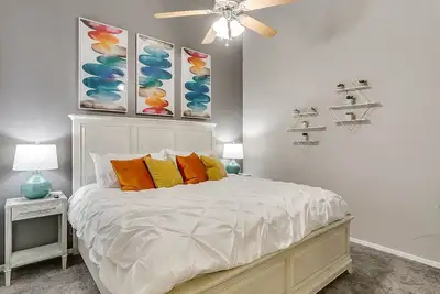 Image de Walk to At and T ✶Wi-Fi ✶2Parking ✶King Bed ✶4k TVs #86