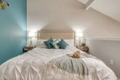 Image de Ultra Fast Wifi✶4k TVs✶King Bed✶2 Car Parking #35