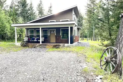 Image de Cozy, quiet home nestled in the woods and close to everything! <br>