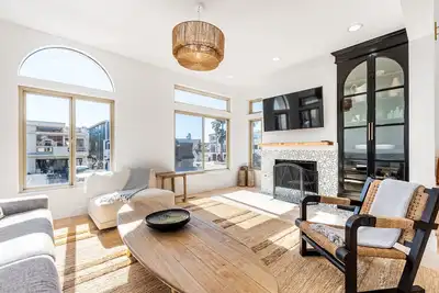 Image de Stunning! Ocean Views! ! Lux Remodeled Modern Beach House. +Peleton.