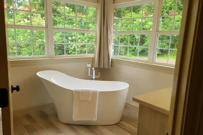 Image de Farm House stay with soaking tub and hot tub barn